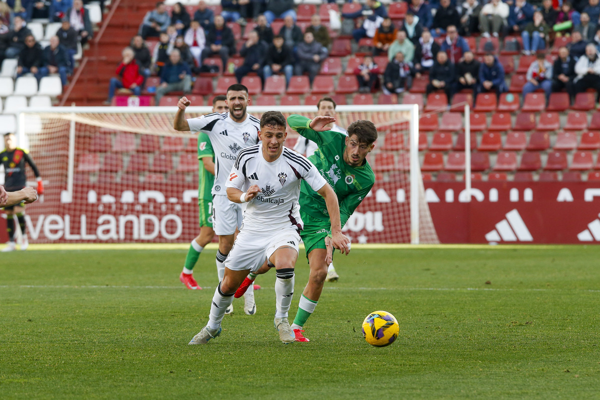 Un momento del partido disputado en el Carlos Belmonte  / JOSÉ MIGUEL ESPARCIA