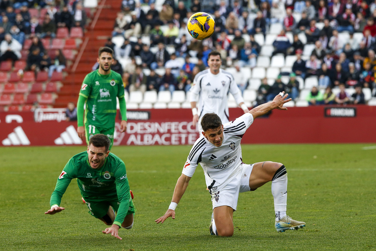 Un momento del partido disputado en el Carlos Belmonte  / JOSÉ MIGUEL ESPARCIA