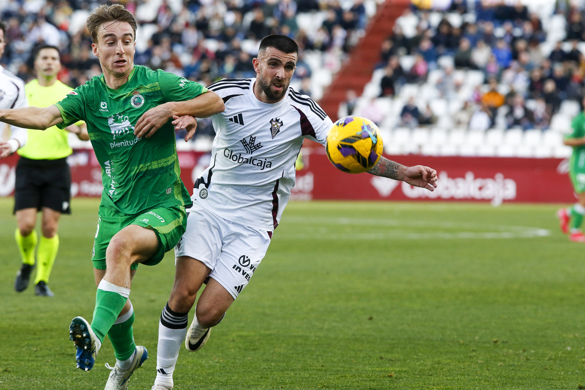 Un momento del partido disputado en el Carlos Belmonte  / JOSÉ MIGUEL ESPARCIA