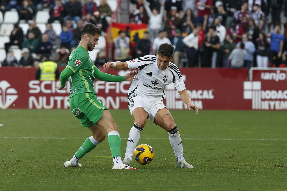 Un momento del partido disputado en el Carlos Belmonte  / JOSÉ MIGUEL ESPARCIA