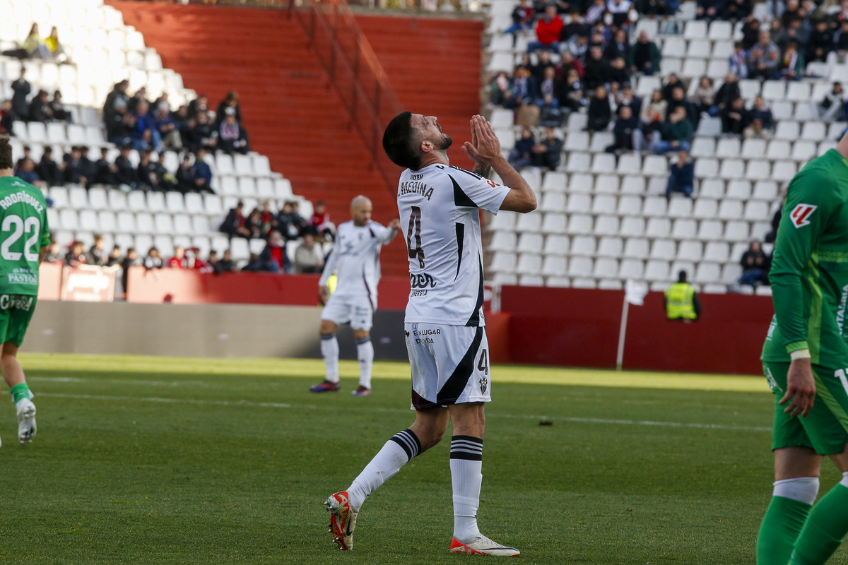 Un momento del partido disputado en el Carlos Belmonte  / JOSÉ MIGUEL ESPARCIA