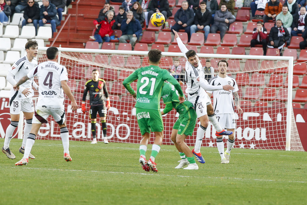 Un momento del partido disputado en el Carlos Belmonte  / JOSÉ MIGUEL ESPARCIA