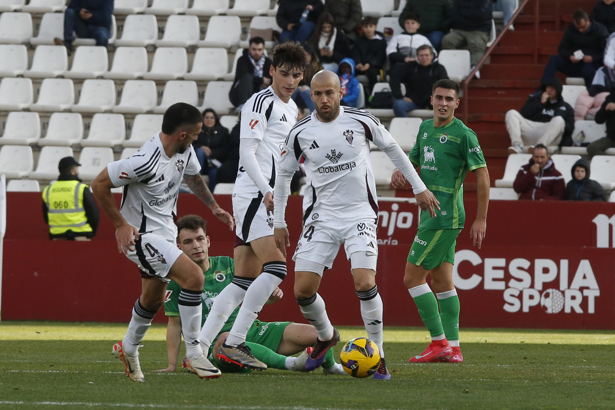 Un momento del partido disputado en el Carlos Belmonte  / JOSÉ MIGUEL ESPARCIA