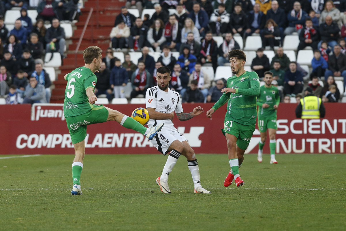 Un momento del partido disputado en el Carlos Belmonte  / JOSÉ MIGUEL ESPARCIA