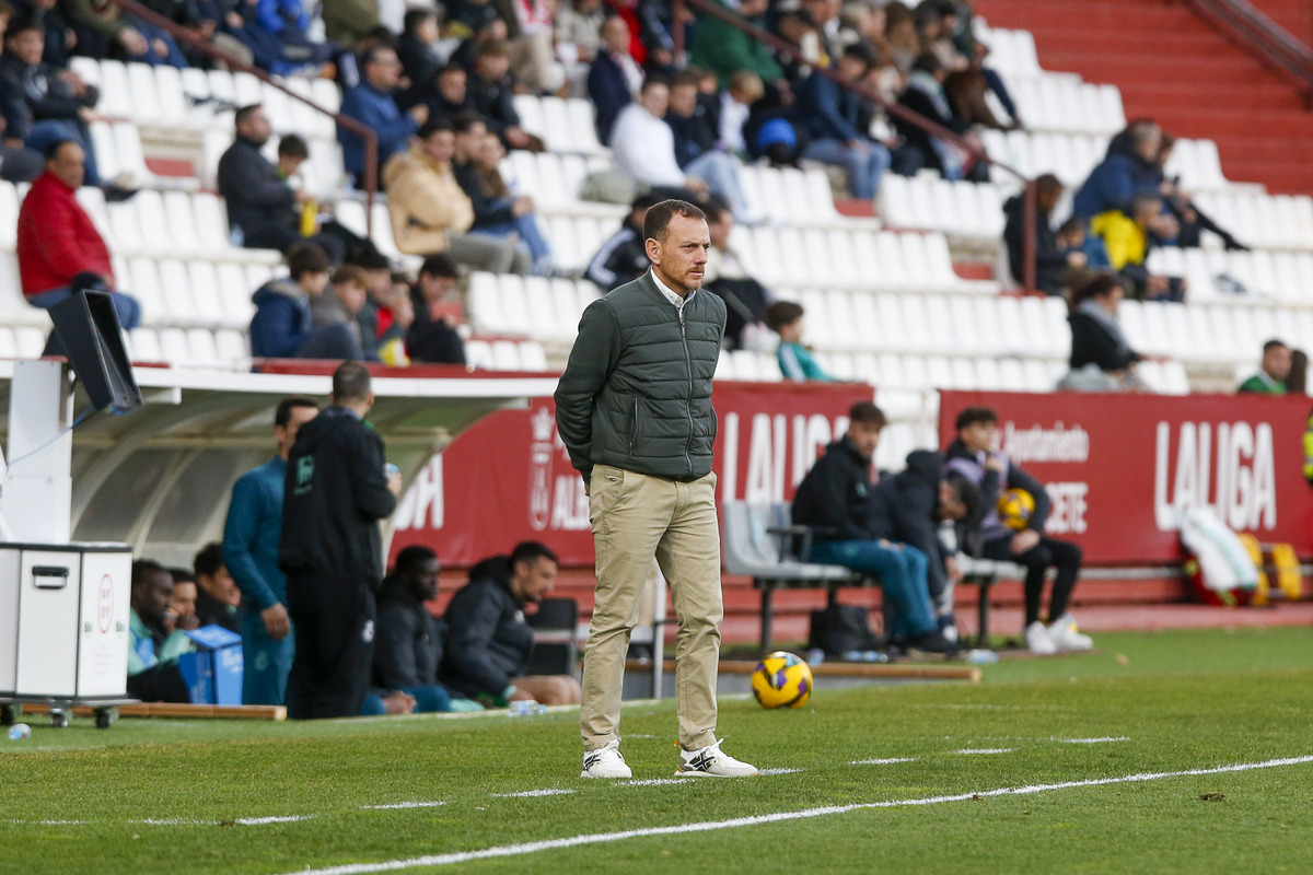 Un momento del partido disputado en el Carlos Belmonte  / JOSÉ MIGUEL ESPARCIA