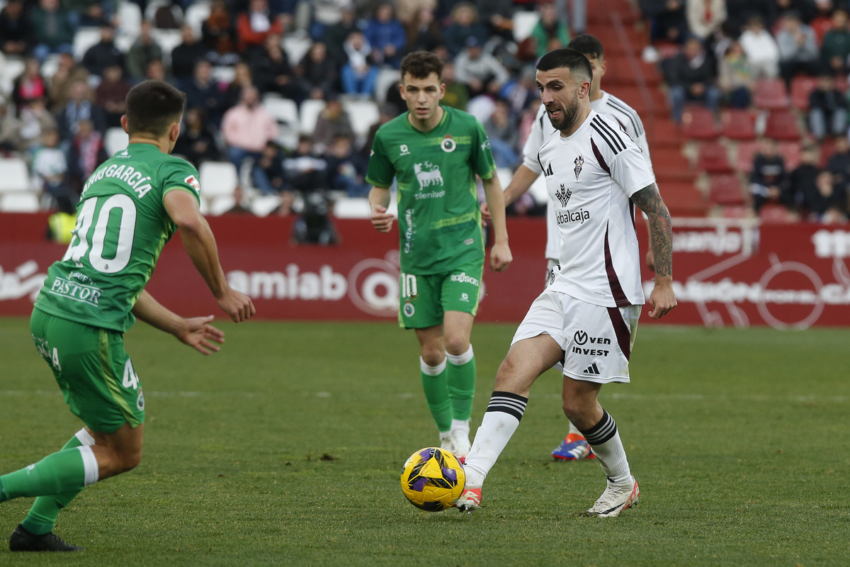 Un momento del partido disputado en el Carlos Belmonte  / JOSÉ MIGUEL ESPARCIA