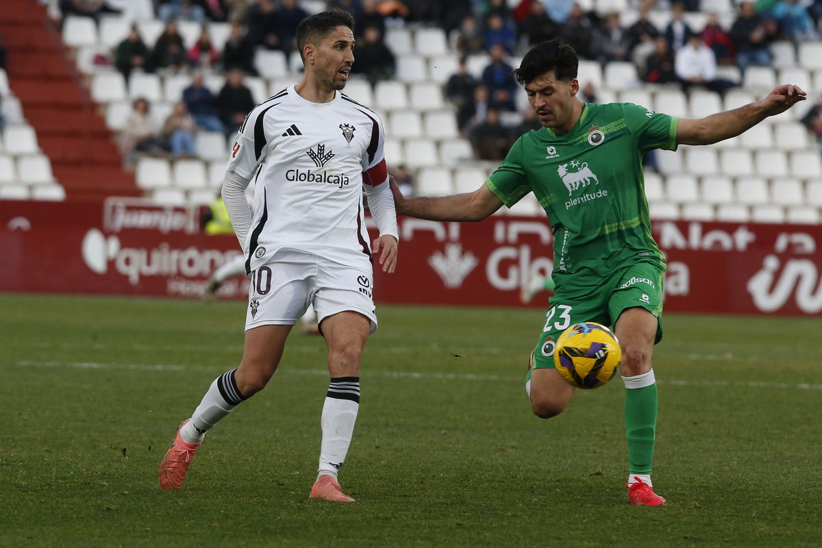 Un momento del partido disputado en el Carlos Belmonte  / JOSÉ MIGUEL ESPARCIA