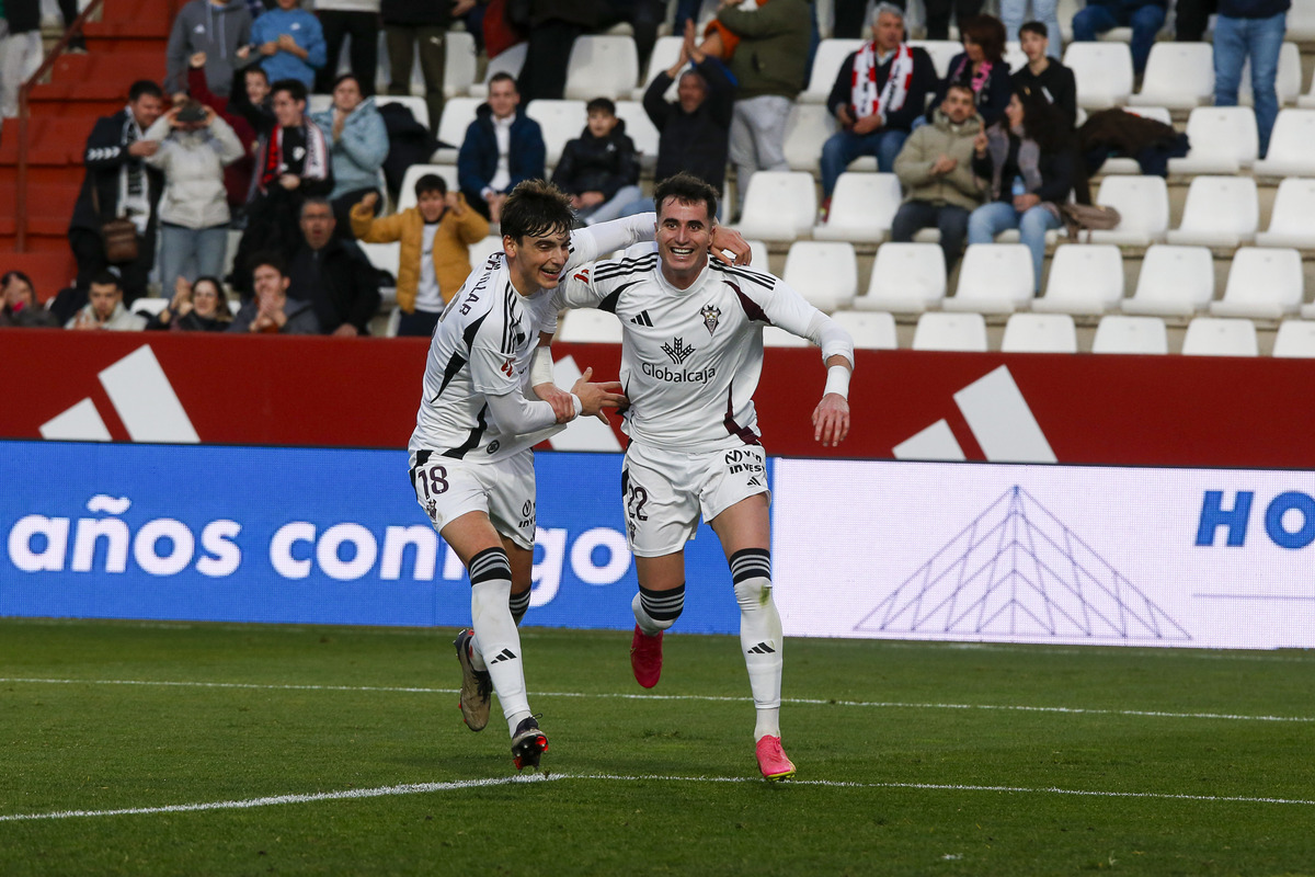 Un momento del partido disputado en el Carlos Belmonte  / JOSÉ MIGUEL ESPARCIA