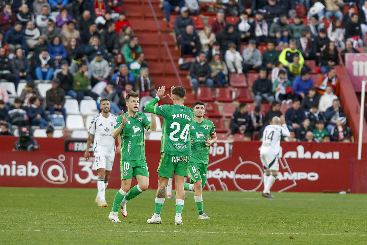 Un momento del partido disputado en el Carlos Belmonte  / JOSÉ MIGUEL ESPARCIA