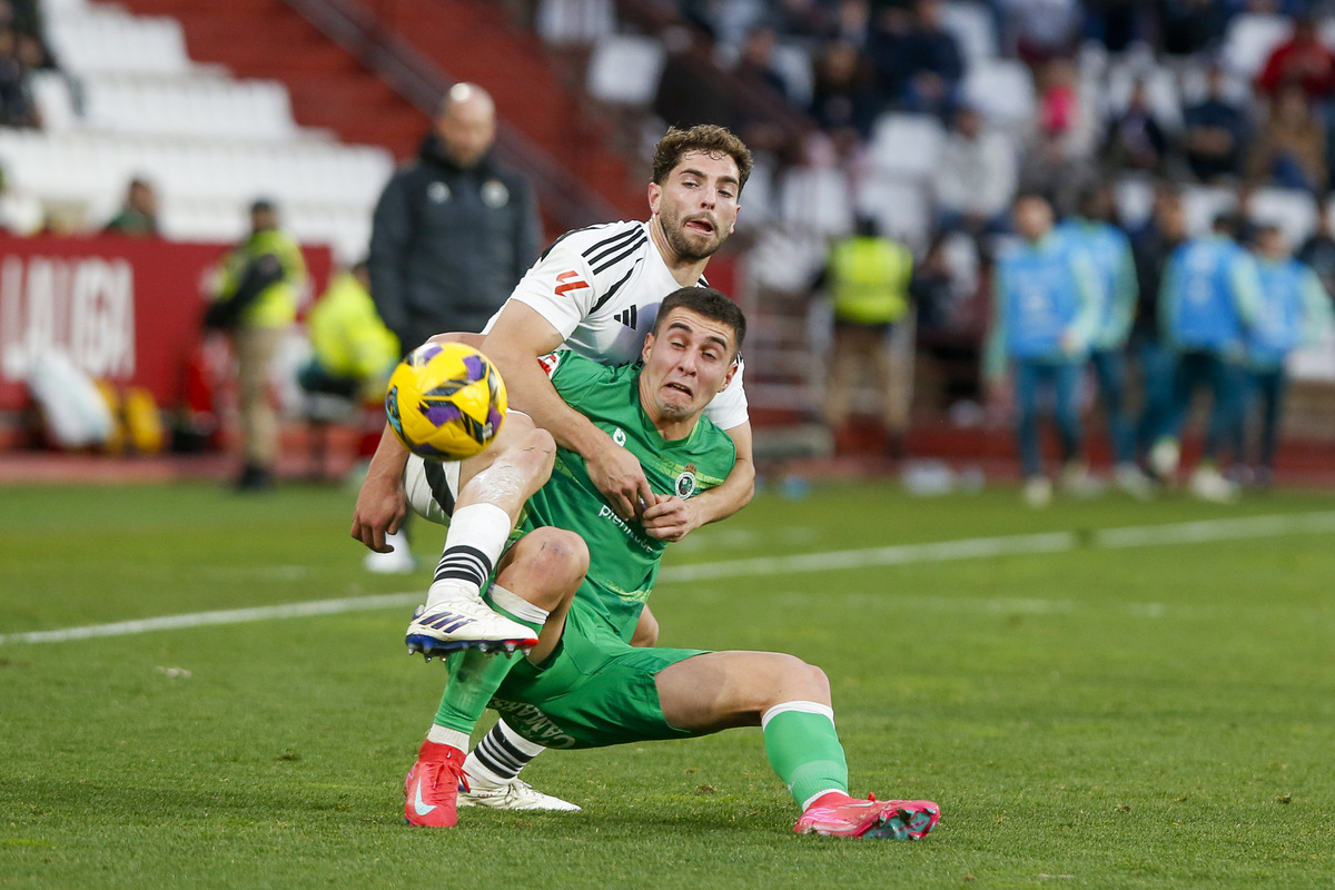 Un momento del partido disputado en el Carlos Belmonte  / JOSÉ MIGUEL ESPARCIA