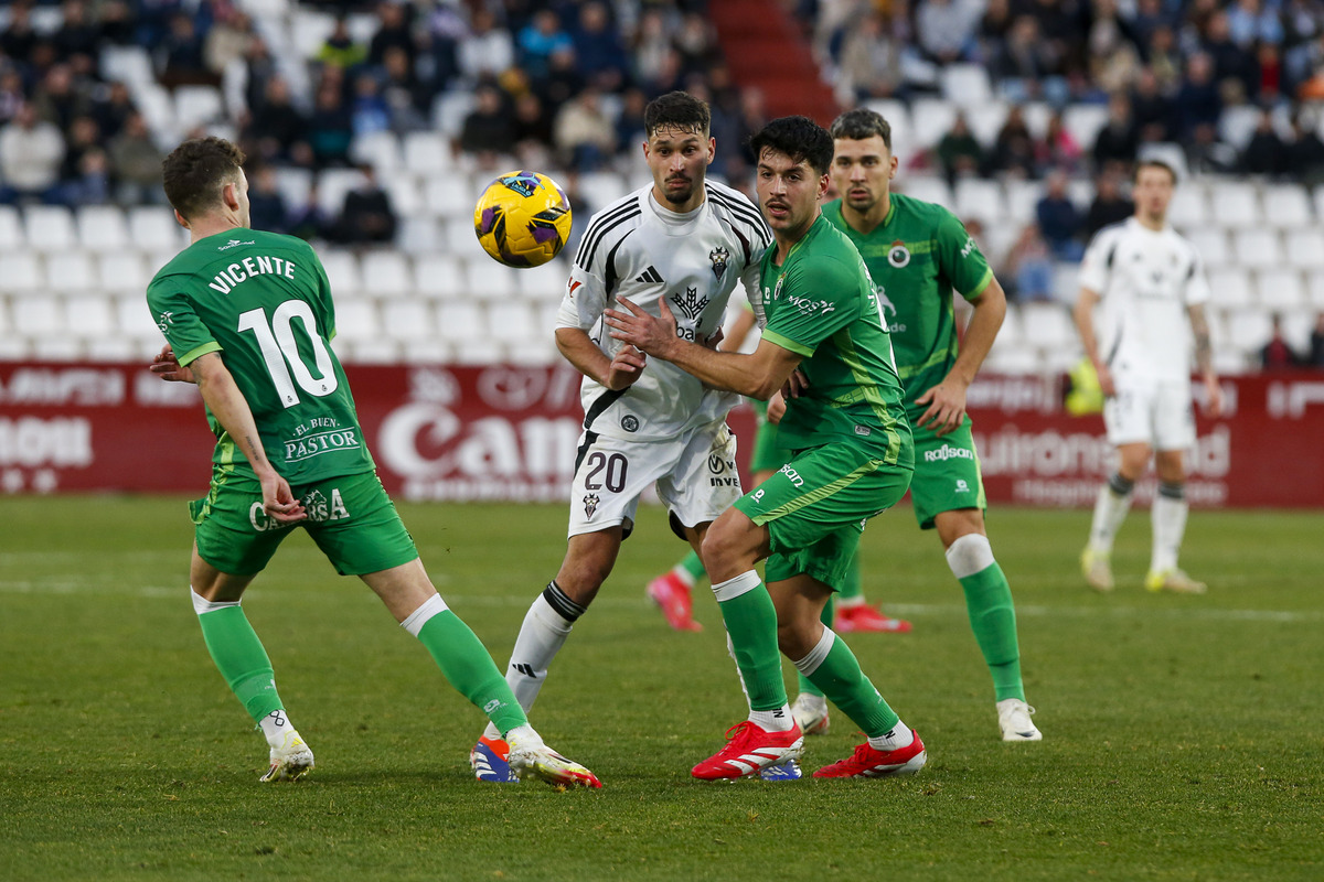 Un momento del partido disputado en el Carlos Belmonte  / JOSÉ MIGUEL ESPARCIA