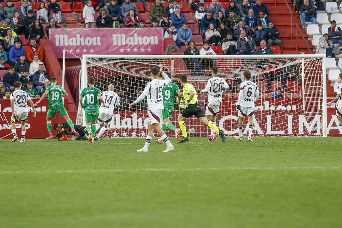 Un momento del partido disputado en el Carlos Belmonte  / JOSÉ MIGUEL ESPARCIA