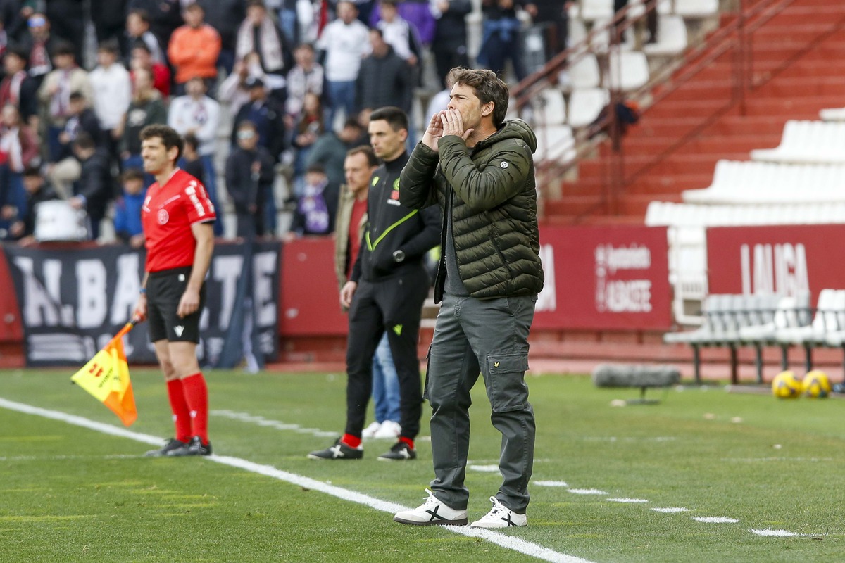 Un momento del partido disputado en el Carlos Belmonte  / JOSÉ MIGUEL ESPARCIA