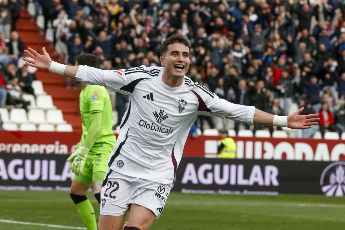 Un momento del partido disputado en el Carlos Belmonte  / JOSÉ MIGUEL ESPARCIA