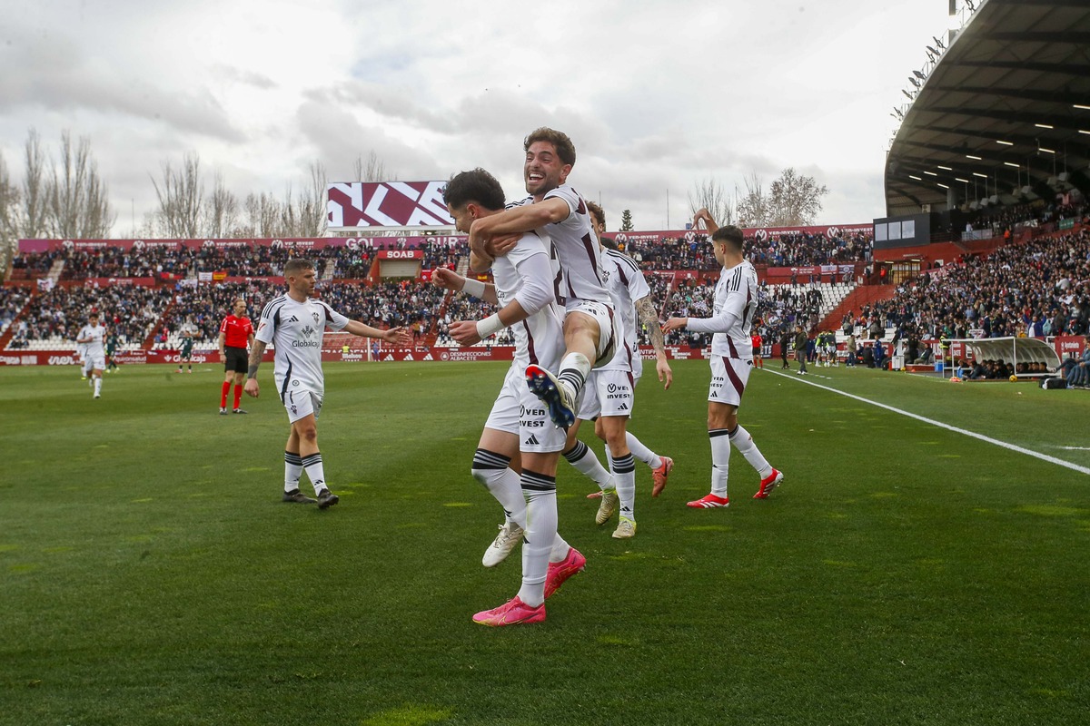 Un momento del partido disputado en el Carlos Belmonte  / JOSÉ MIGUEL ESPARCIA