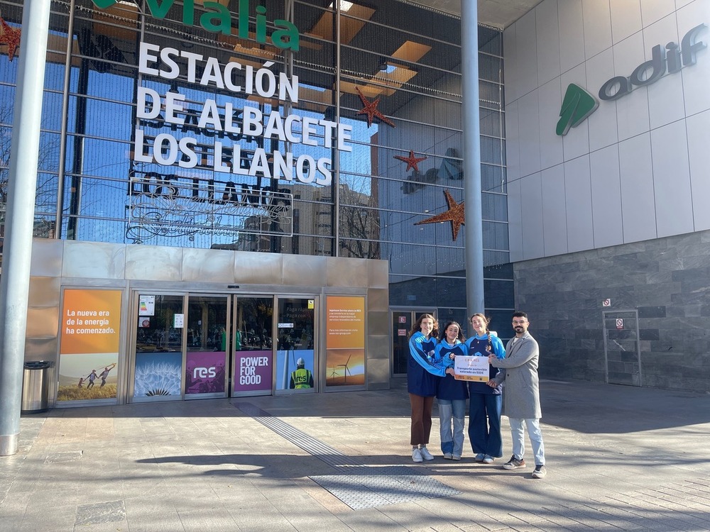 Jugadoras del Club Baloncesto Albacete reciben simbólicamente la beca. 