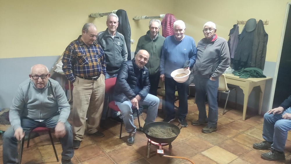 Tuestan trigo y cañamones para hacer los tostones de San Antón