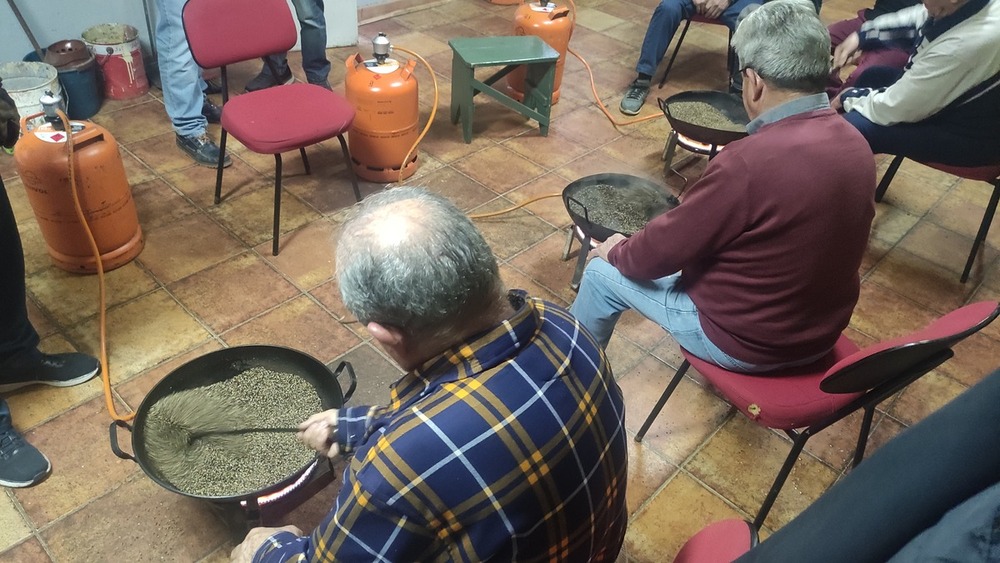 Tuestan trigo y cañamones para hacer los tostones de San Antón