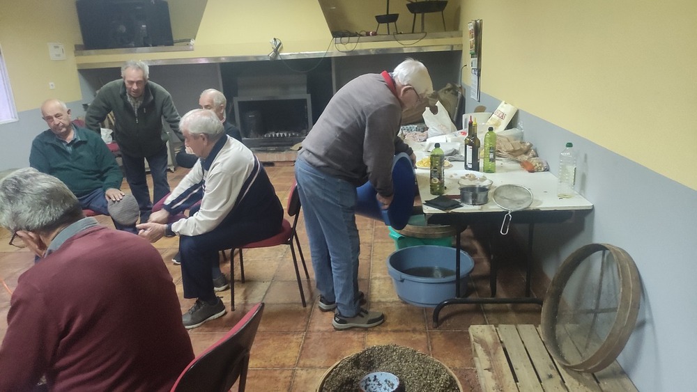 Tuestan trigo y cañamones para hacer los tostones de San Antón