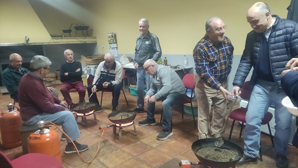 Tuestan trigo y cañamones para hacer los tostones de San Antón