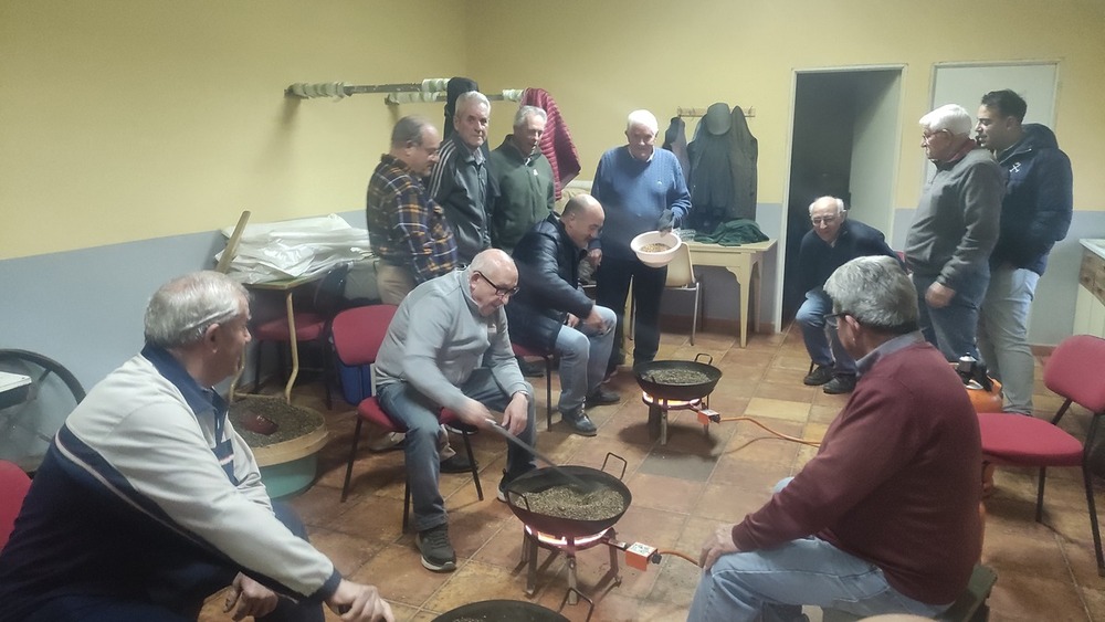 Tuestan trigo y cañamones para hacer los tostones de San Antón