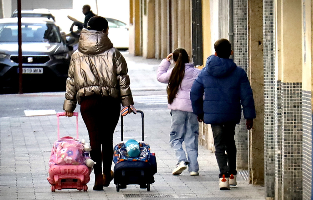 Familias y alumnado, a las puertas de un colegio de la capital.