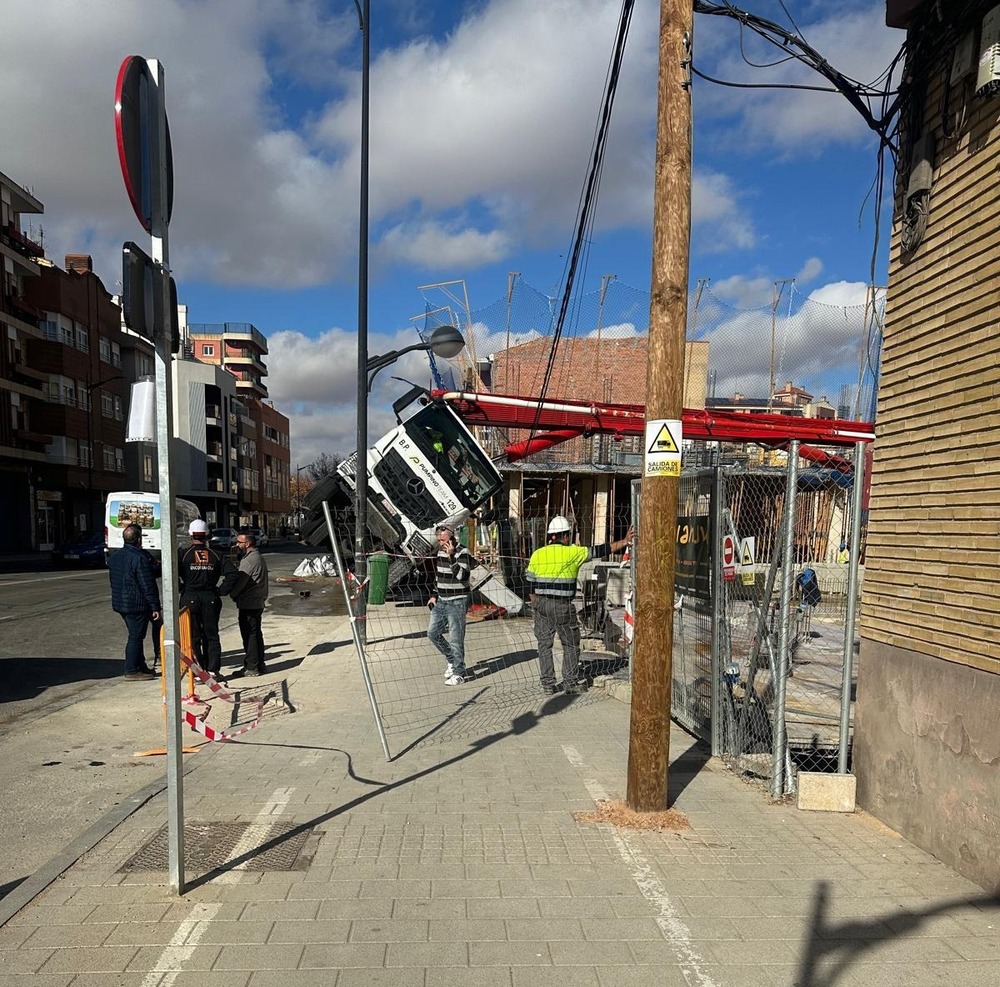 El vuelco de un camión provoca un corte de tráfico