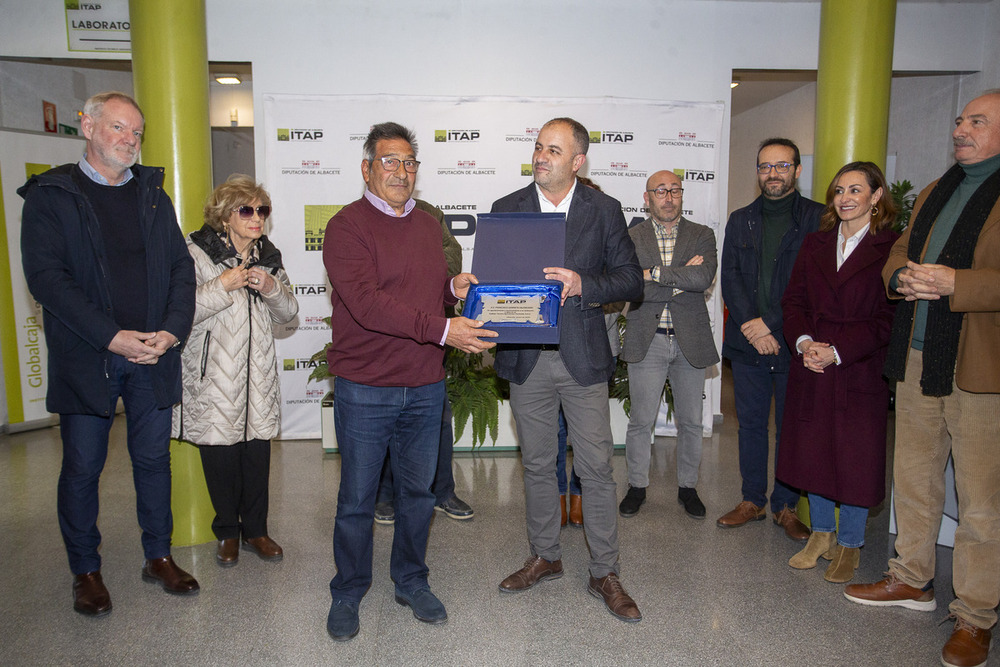 Francisco Gorreta recibe una placa de reconocimiento del diputado provincial José Antonio Gómez.