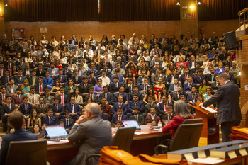 El Paraninfo acoge varias graduaciones de Informática