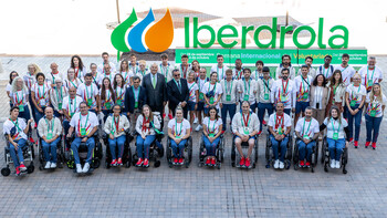 El presidente del Comité Paralímpico Español, Miguel Carballeda, y el CEO de Iberdrola España, Mario Ruiz-Tagle, junto al equipo paralímpico español.