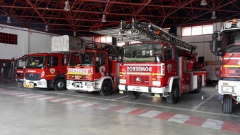 Los bomberos apagan un fuego en un contenedor