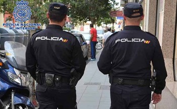 Un policía nacional encuentra una cartera con 975 euros