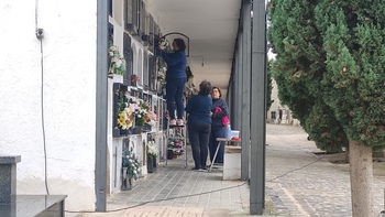 Visita al cementerio de Villarrobledo víspera de los Santos