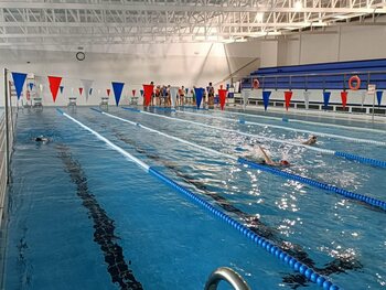 Critican que no abran la piscina de Villarrobledo los sábados