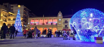 Aderezo navideño en la remodelada Plaza Vieja de Villarrobledo