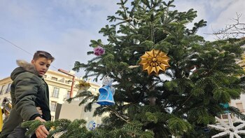AFA decora el árbol de Navidad de  La Miliaria rodense