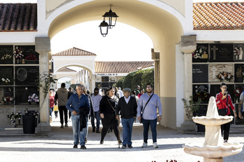 El Ayuntamiento trabaja en limpiar el exterior del cementerio