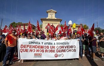 Las trabajadoras de la limpieza y ayuda a domicilio protestan