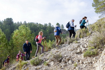 La Ruta Senderista de la Diputación hizo parada en Valdeganga