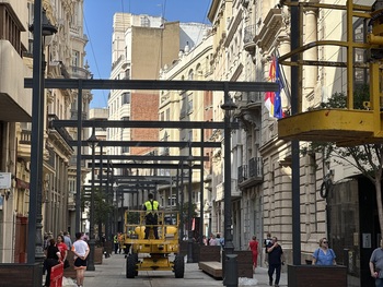 El toldo de paraguas lucirá este viernes en la calle Ancha