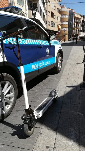 El conductor de un patinete se da a la fuga tras un accidente