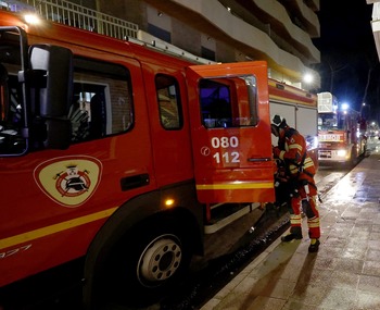 Los bomberos extinguen un incendio en una vivienda