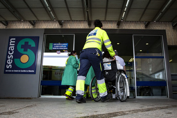 Trasladan al hospital a dos ancianos tras caer por un talud