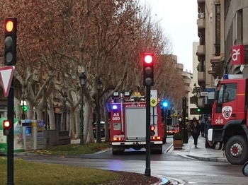 Los bomberos realizan un saneamiento de fachada