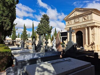 El cementerio permanecerá abierto a mediodía hasta el día 1