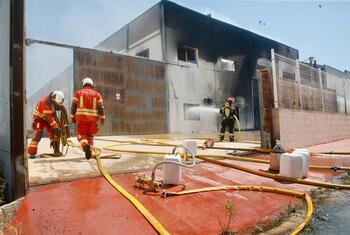 Los bomberos trabajan para sofocar un incendio en Chinchilla