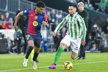 El Betis amarga a un Barça de altibajos
