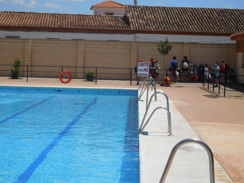 Necesitan un monitor y tres socorristas para las piscinas