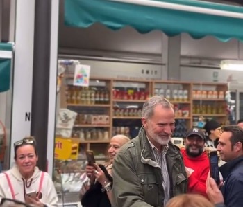 Los Reyes y sus hijas visitan por sorpresa Catarroja