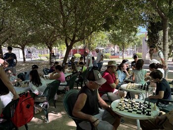 Niños y mayores juegan al ajedrez en el parque Adolfo Suárez